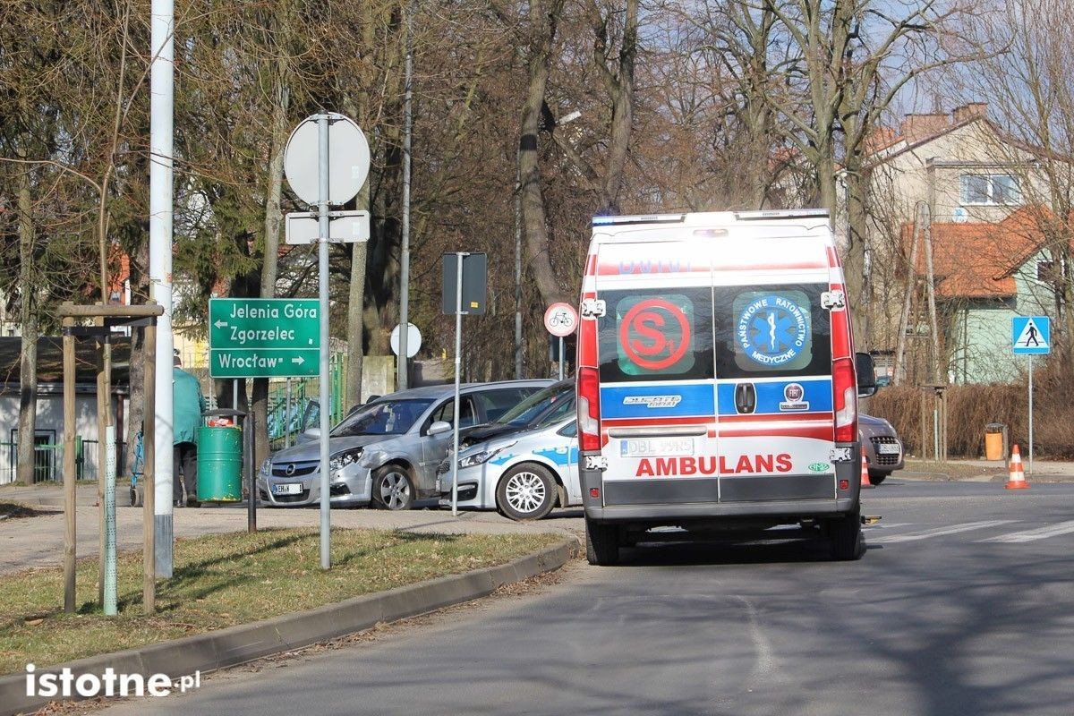 Wypadek koło stadionu, zderzyły się dwa auta