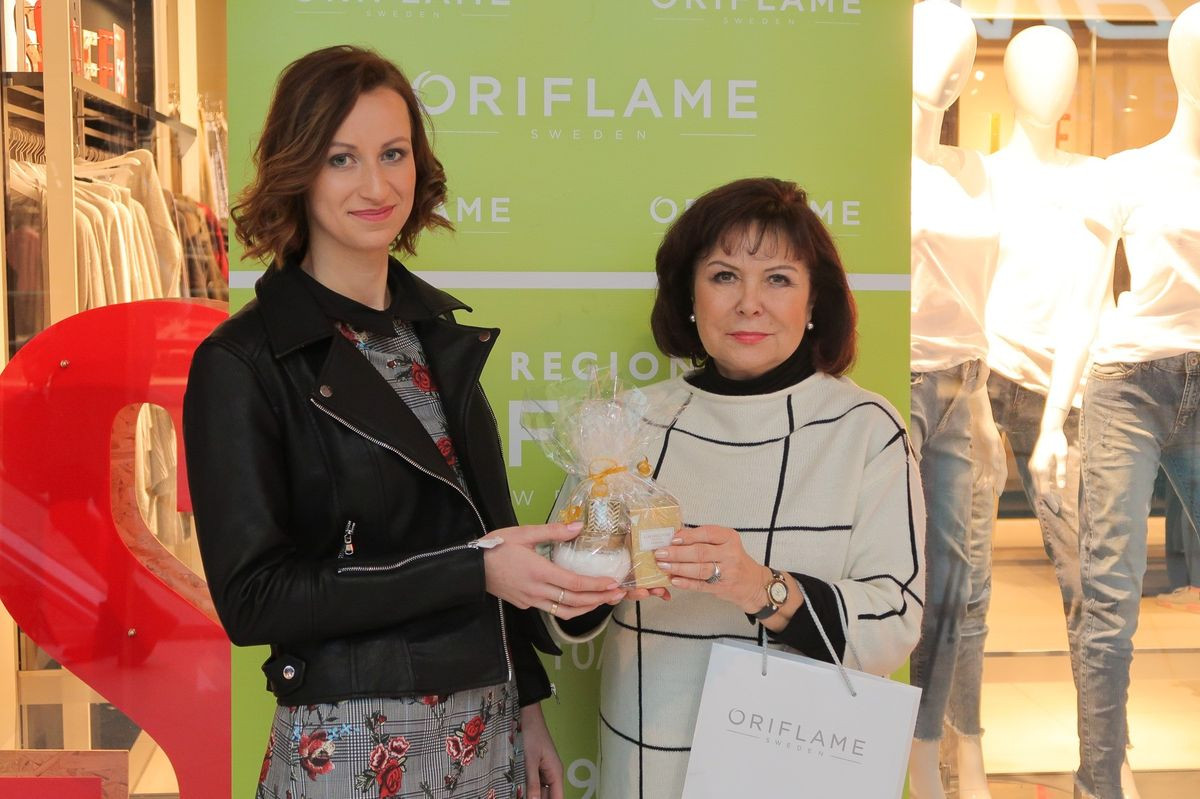 Anika Fiłon z Oriflame wręcza upominki naszej uczestniczce Metamorfoz