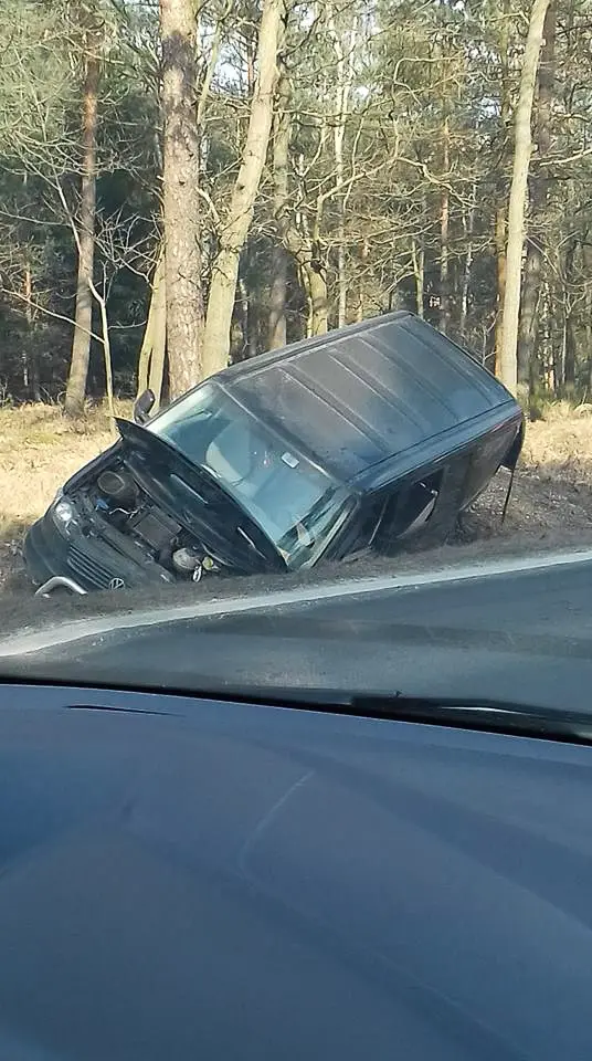 Opel staranowany przez przyczepę z gruzem pod Brzeźnikiem (k. Bolesławca)