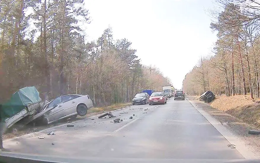 Opel staranowany przez przyczepę z gruzem pod Brzeźnikiem (k. Bolesławca)