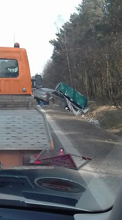 Opel staranowany przez przyczepę z gruzem pod Brzeźnikiem (k. Bolesławca)