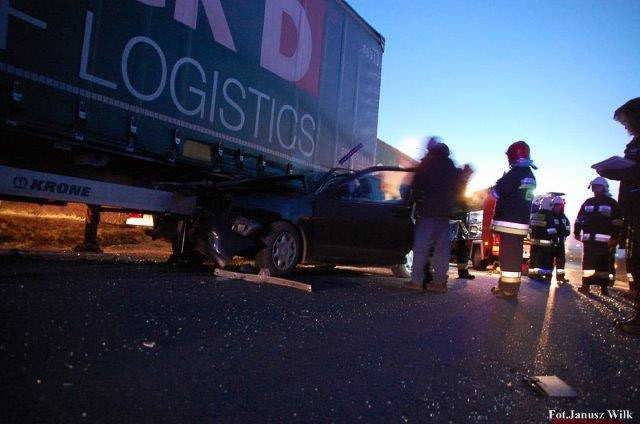 Wypadek na strefie w Wykrotach. Dwie osoby ranne