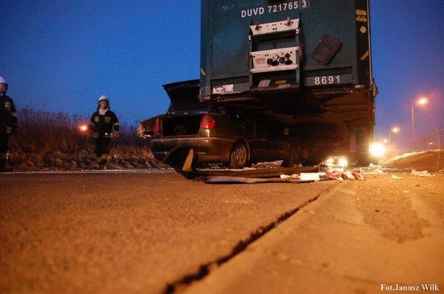 Wypadek na strefie w Wykrotach. Dwie osoby ranne