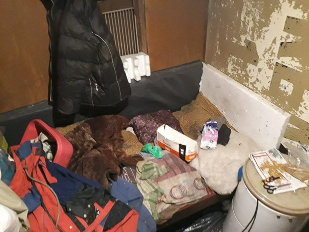 Poważnie chora kobieta koczowała w altanie na działce