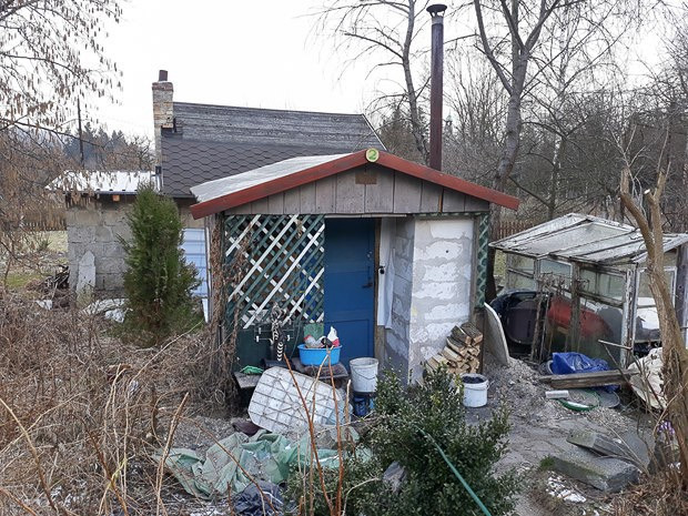 Poważnie chora kobieta koczowała w altanie na działce