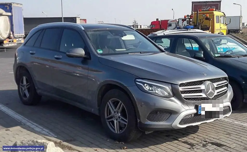 Odzyskali skradzionego w Niemczech Mercedesa. Złodziej zatrzymany w naszym powiecie