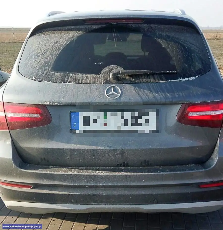 Odzyskali skradzionego w Niemczech Mercedesa. Złodziej zatrzymany w naszym powiecie