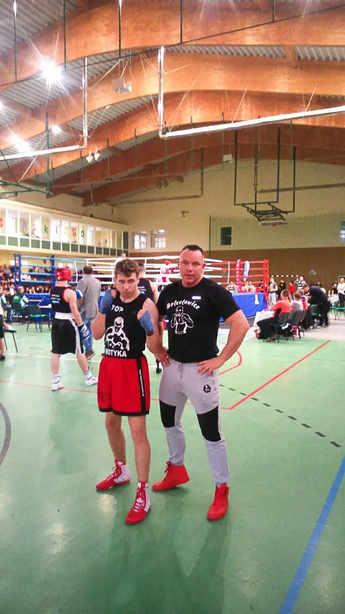 Piotr Motyka of TOP Boks Bolesławiec with coaches Ryszard and Tomasz Tomczyk