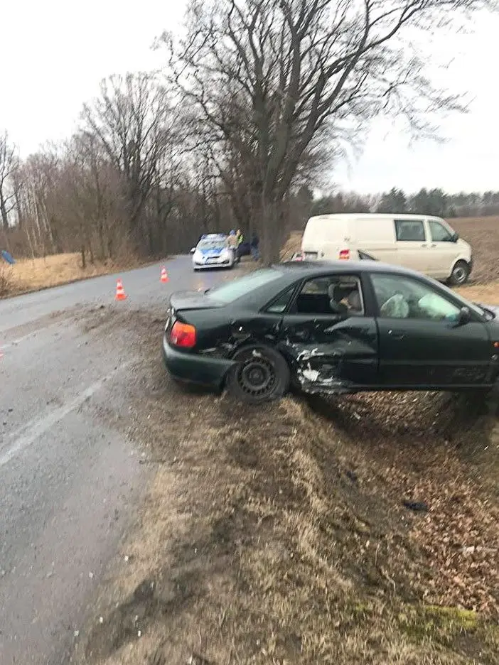 Wypadek w Mierzwinie. Zderzyły się dwa Audi, jedna osoba ranna