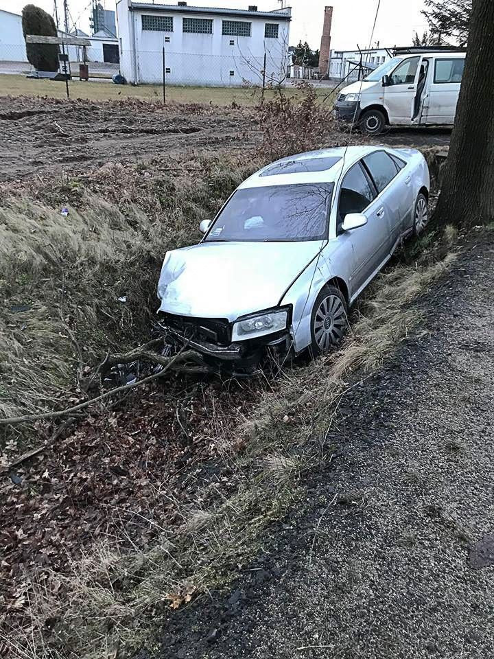 Wypadek w Mierzwinie. Zderzyły się dwa Audi, jedna osoba ranna