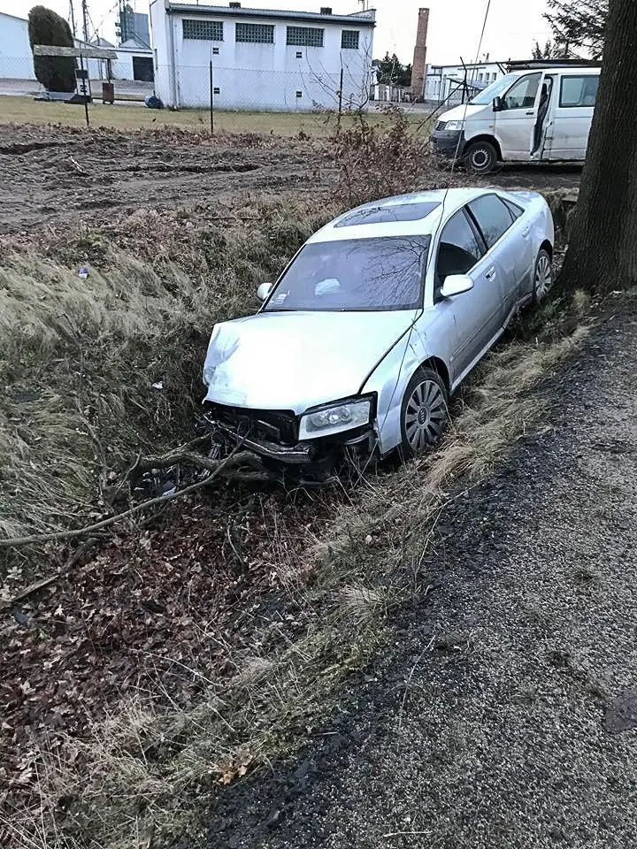 Wypadek w Mierzwinie. Zderzyły się dwa Audi, jedna osoba ranna