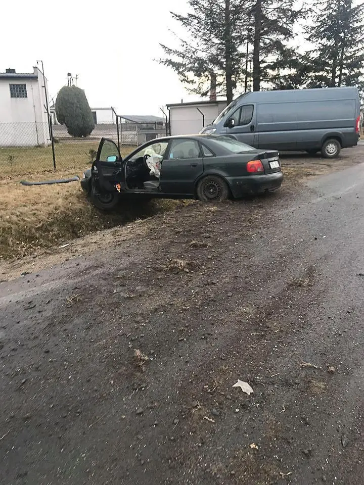 Wypadek w Mierzwinie. Zderzyły się dwa Audi, jedna osoba ranna