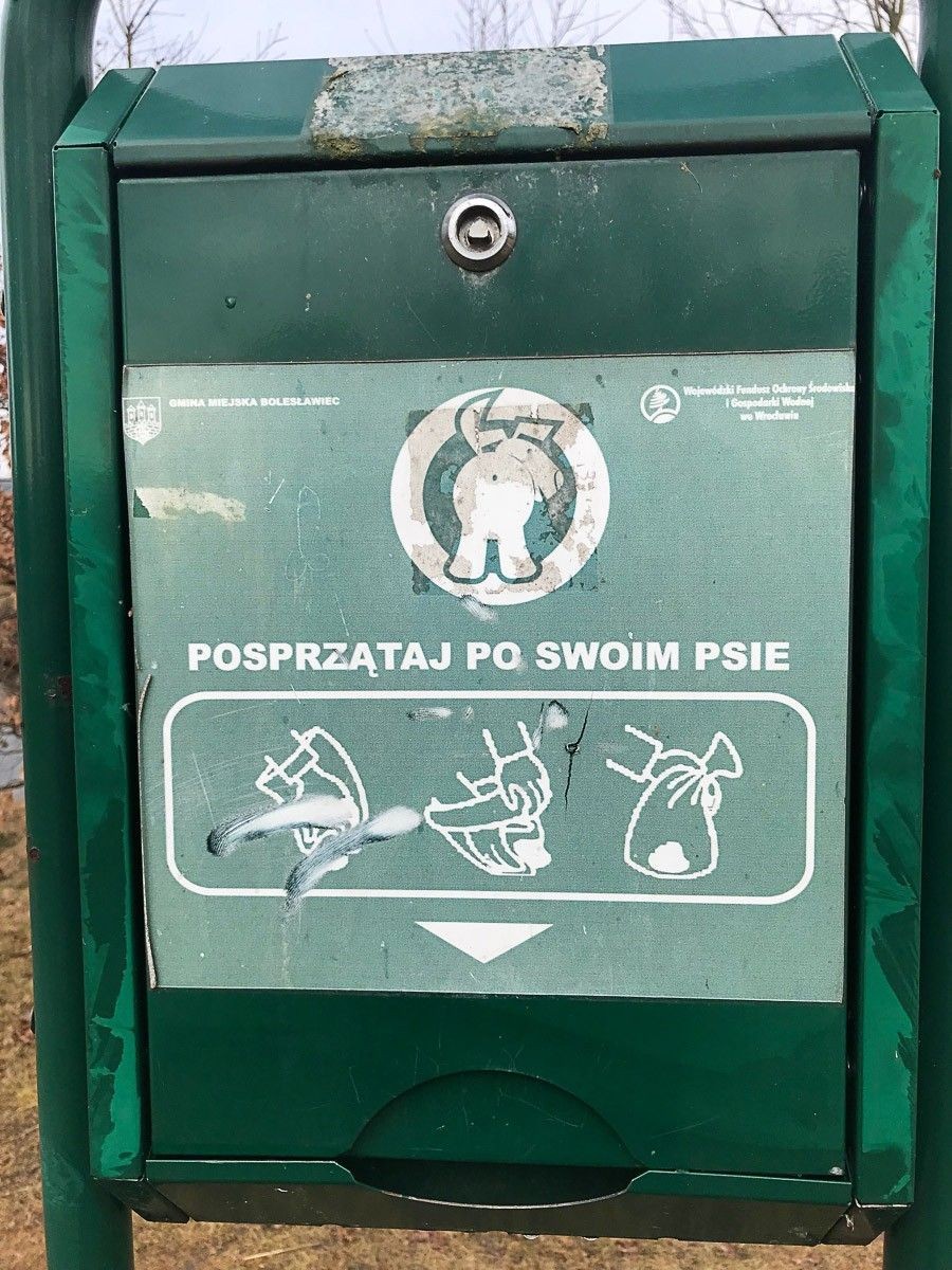 Czytelnik: nad Bobrem brak torebek na psie g***na