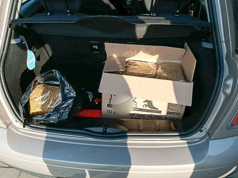 Handlował nielegalnym tytoniem. Wpadł z 550 paczkami papierosów i 50 kg krajanki