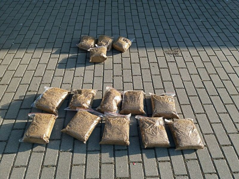 Handlował nielegalnym tytoniem. Wpadł z 550 paczkami papierosów i 50 kg krajanki