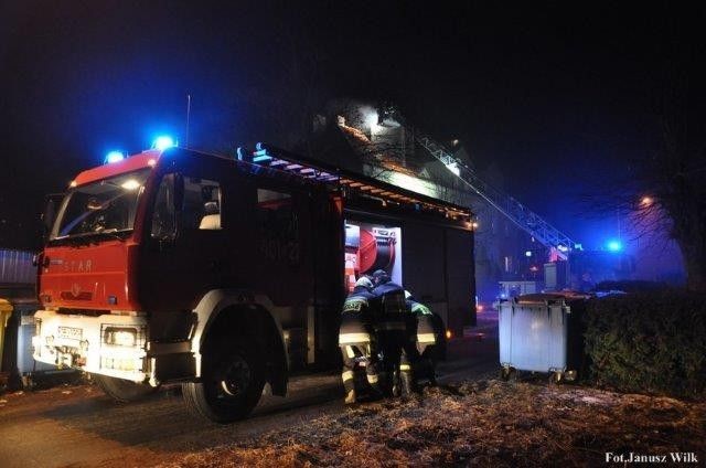 Gasili płonące kominy. Dwie osoby ewakuowane