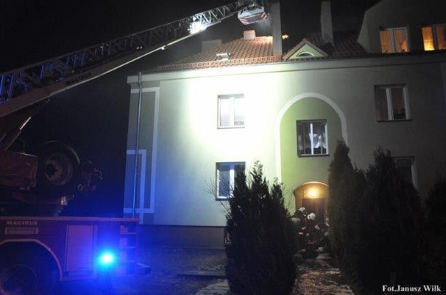 Gasili płonące kominy. Dwie osoby ewakuowane