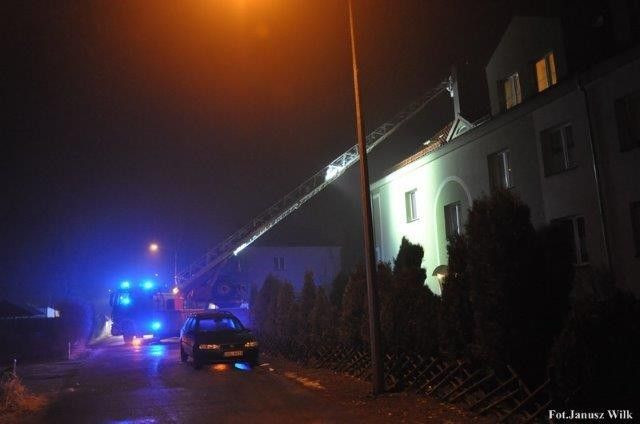 Gasili płonące kominy. Dwie osoby ewakuowane