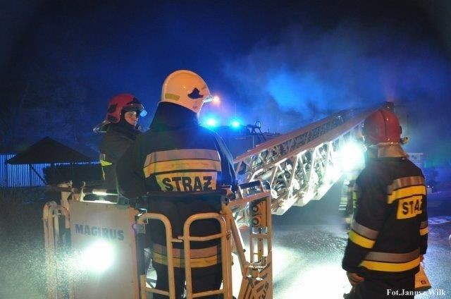 Gasili płonące kominy. Dwie osoby ewakuowane