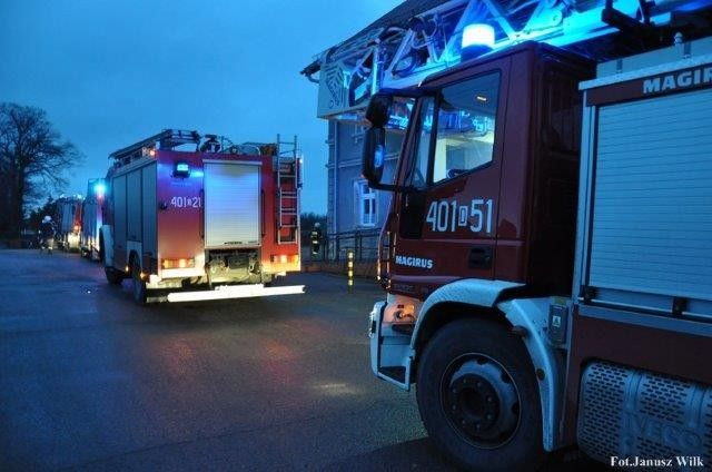 Gasili płonące kominy. Dwie osoby ewakuowane