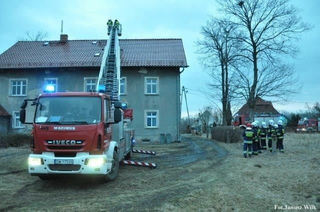 Gasili płonące kominy. Dwie osoby ewakuowane