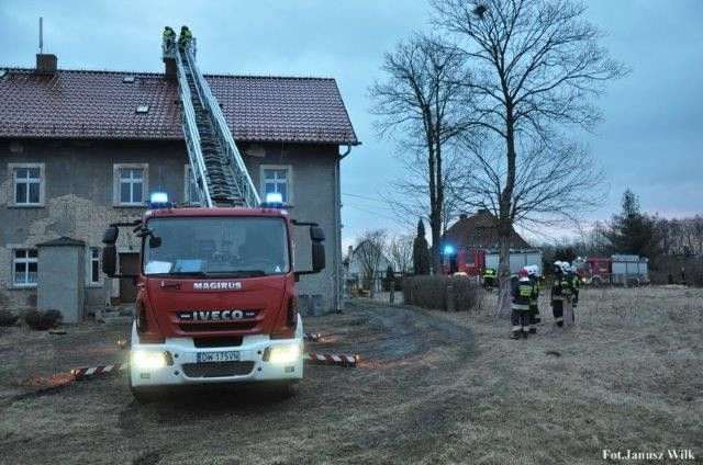 Gasili płonące kominy. Dwie osoby ewakuowane