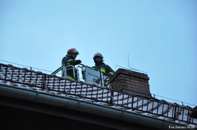 Gasili płonące kominy. Dwie osoby ewakuowane