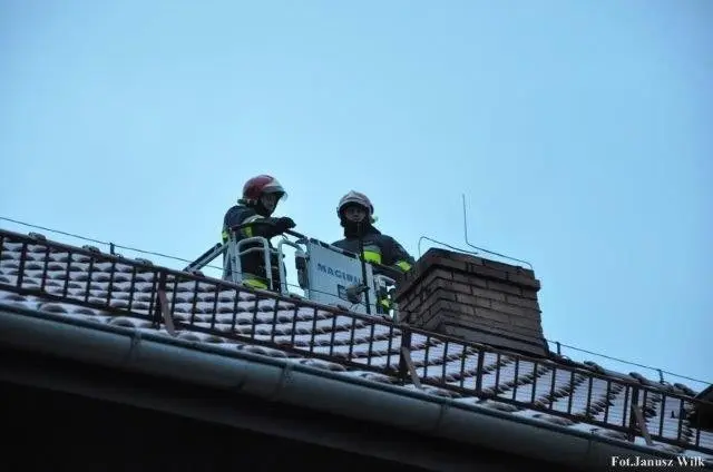 Gasili płonące kominy. Dwie osoby ewakuowane