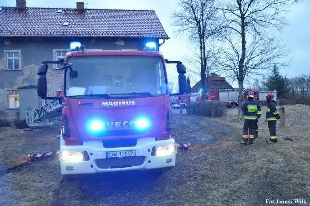 Gasili płonące kominy. Dwie osoby ewakuowane