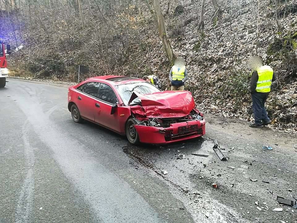 Mazda zderzyła się z ciężarówką. Kierowcy z Bolesławca nic się nie stało