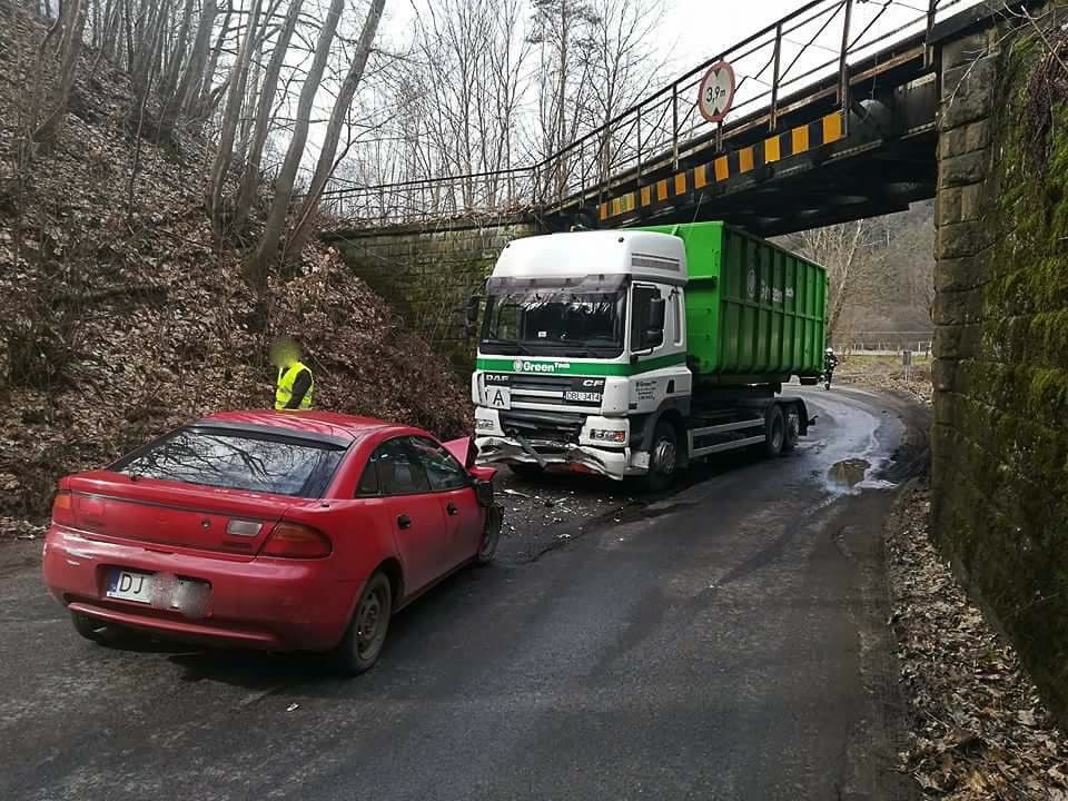 Mazda zderzyła się z ciężarówką. Kierowcy z Bolesławca nic się nie stało