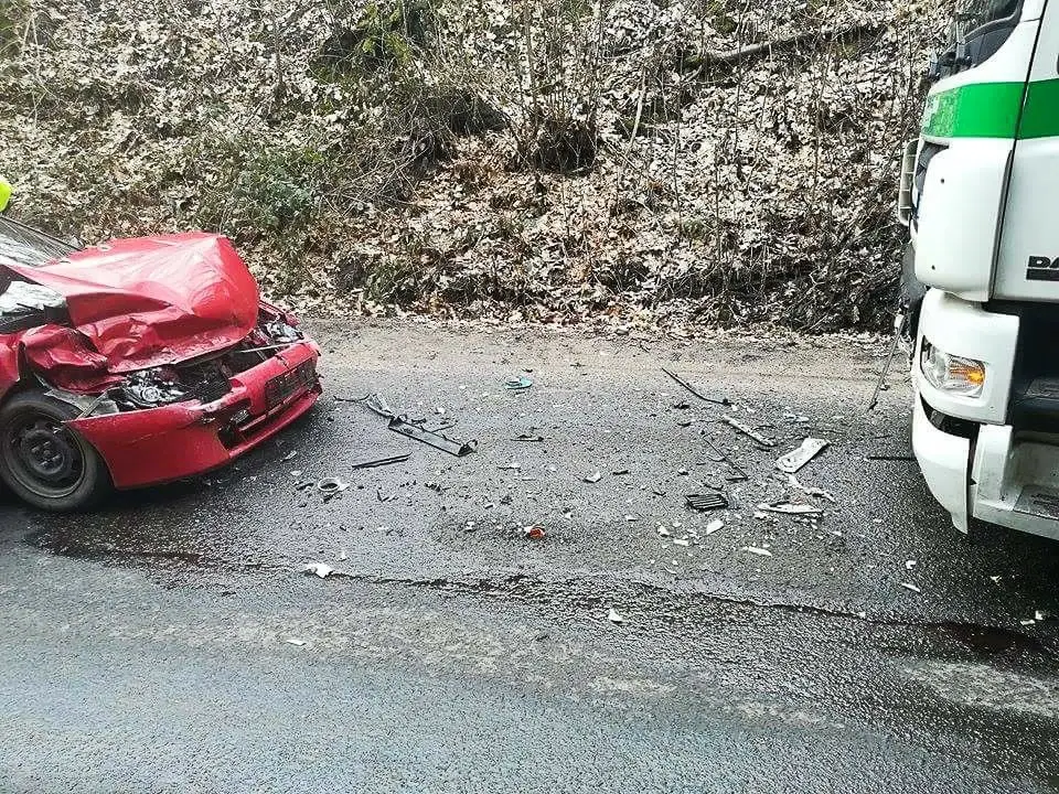 Mazda zderzyła się z ciężarówką. Kierowcy z Bolesławca nic się nie stało