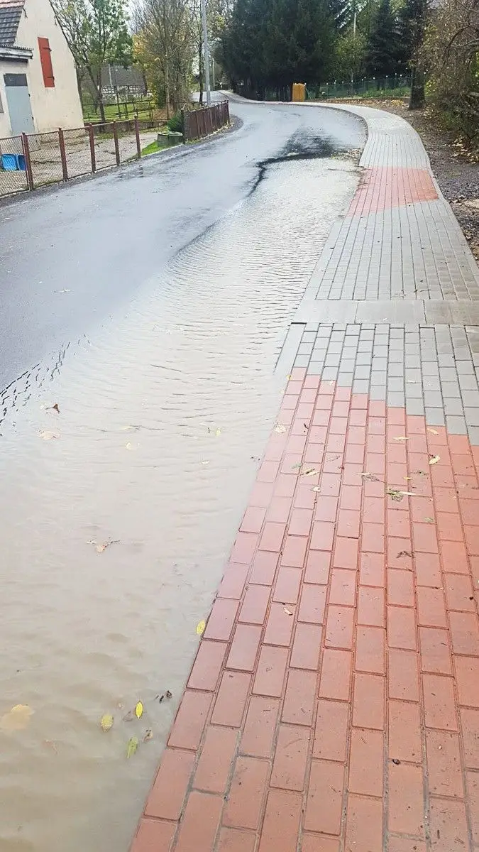 Bajora na nowo wyremontowanej drodze w Ocicach