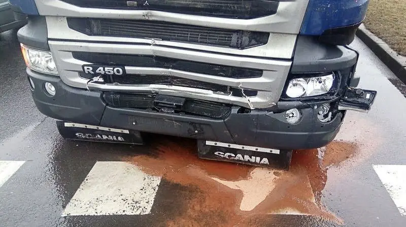 Tir najechał na tył Mazdy. Kierowca ciężarówki z 300-zł mandatem