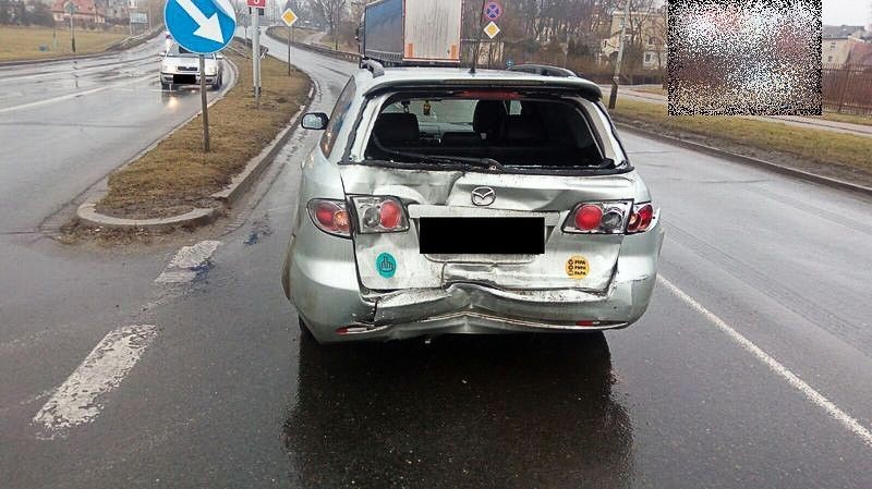 Tir najechał na tył Mazdy. Kierowca ciężarówki z 300-zł mandatem