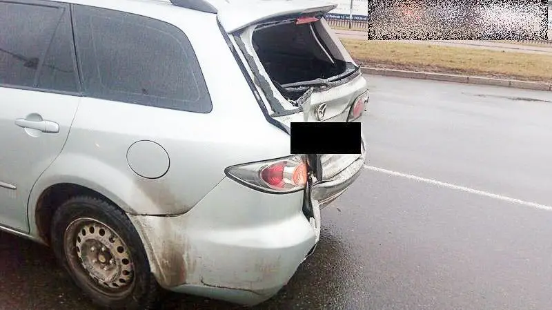 Tir najechał na tył Mazdy. Kierowca ciężarówki z 300-zł mandatem