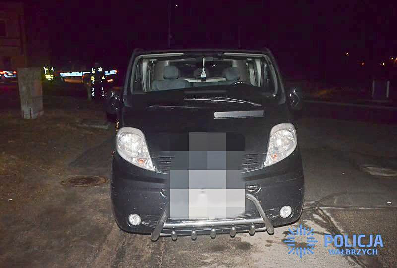 Specjalnie wjechał w pieszego, który szedł chodnikiem. Chciał go… nastraszyć