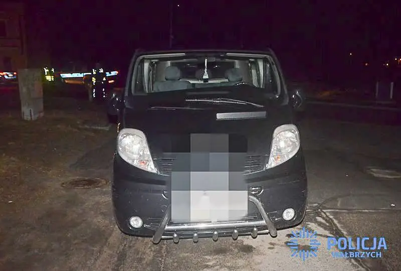 Specjalnie wjechał w pieszego, który szedł chodnikiem. Chciał go… nastraszyć