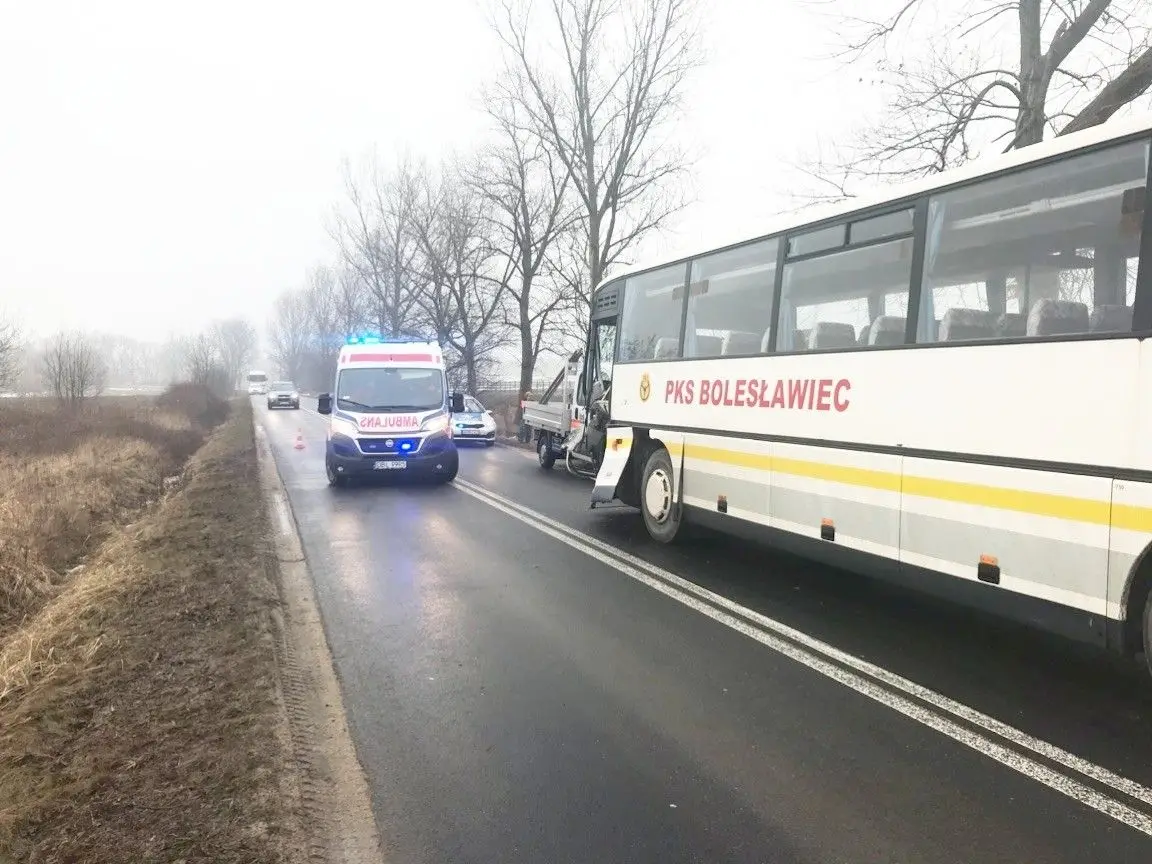 Zderzenie autobusu z ciężarówką koło Nowogrodźca