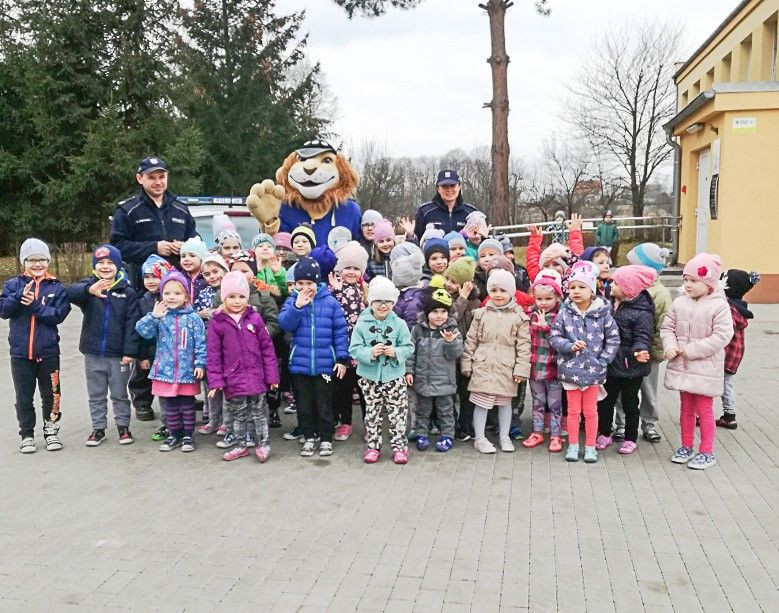 Komisarz Lew i dzielnicowi odwiedzili przedszkolaki z Nowogrodźca i Zebrzydowej