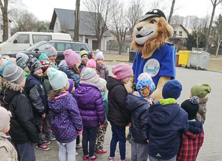 Komisarz Lew i dzielnicowi odwiedzili przedszkolaki z Nowogrodźca i Zebrzydowej