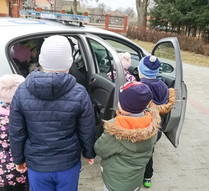 Komisarz Lew i dzielnicowi odwiedzili przedszkolaki z Nowogrodźca i Zebrzydowej
