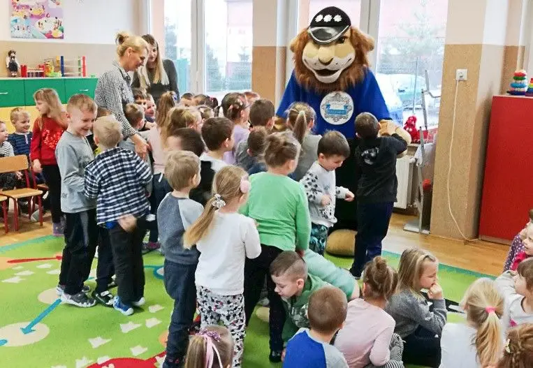 Komisarz Lew i dzielnicowi odwiedzili przedszkolaki z Nowogrodźca i Zebrzydowej