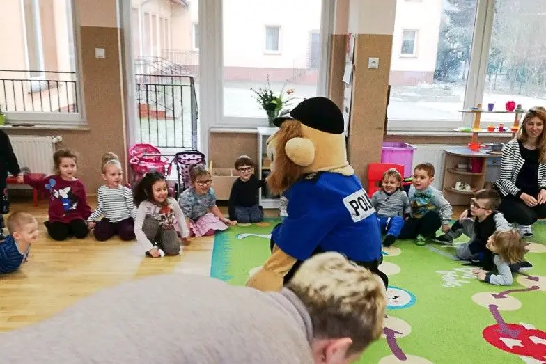 Komisarz Lew i dzielnicowi odwiedzili przedszkolaki z Nowogrodźca i Zebrzydowej