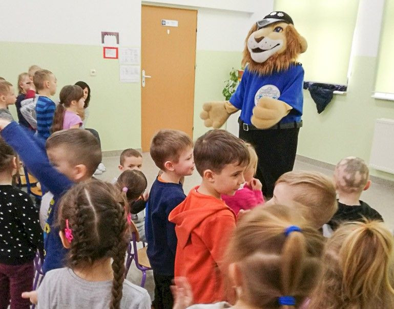 Komisarz Lew i dzielnicowi odwiedzili przedszkolaki z Nowogrodźca i Zebrzydowej