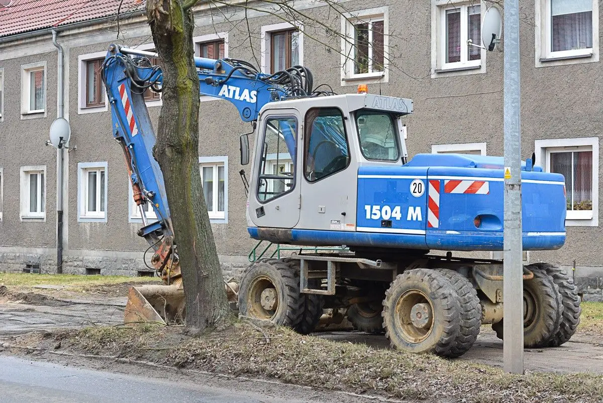 Remontują chodnik na Dolnych Młynach. Znikną wielkie bajora?