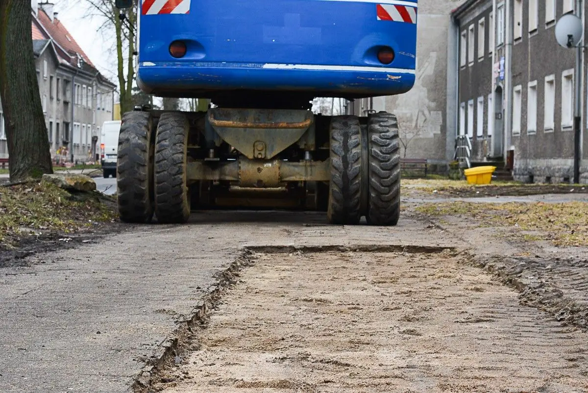 Remontują chodnik na Dolnych Młynach. Znikną wielkie bajora?