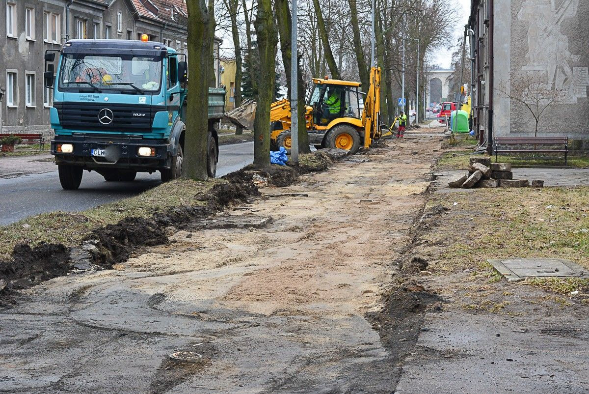 Remontują chodnik na Dolnych Młynach. Znikną wielkie bajora?