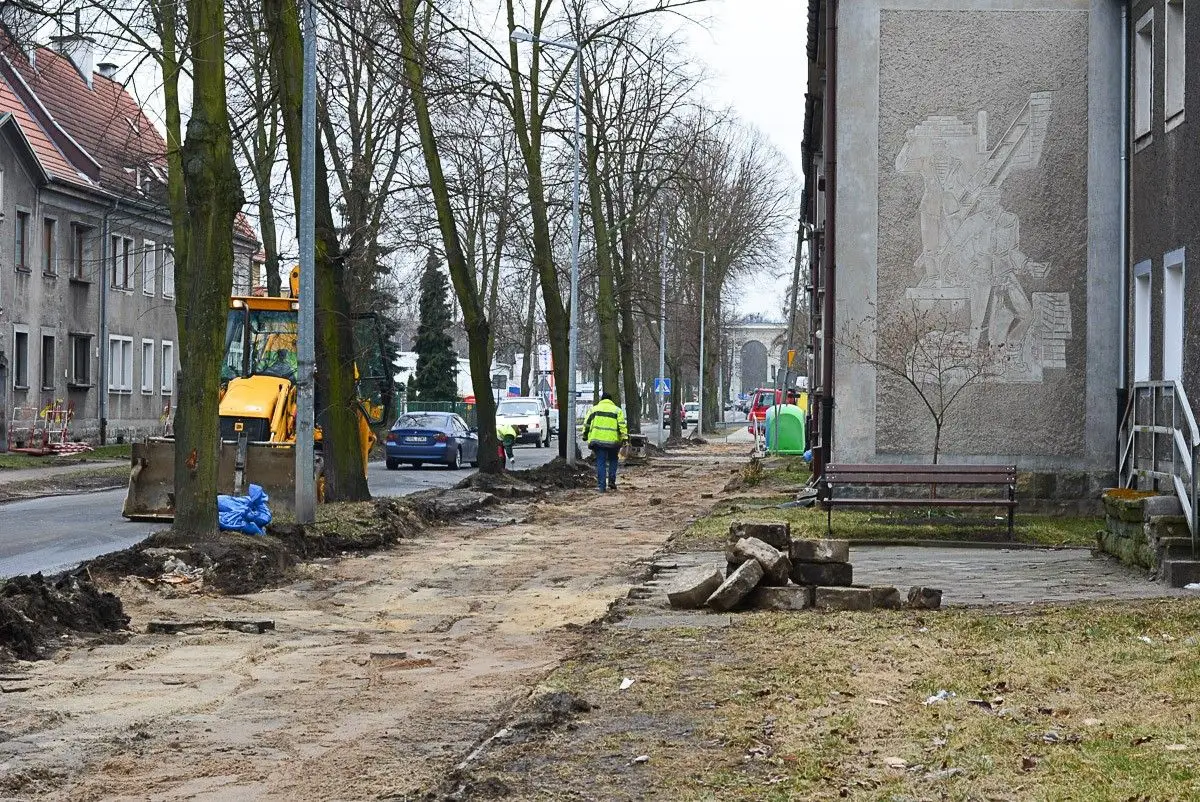 Remontują chodnik na Dolnych Młynach. Znikną wielkie bajora?