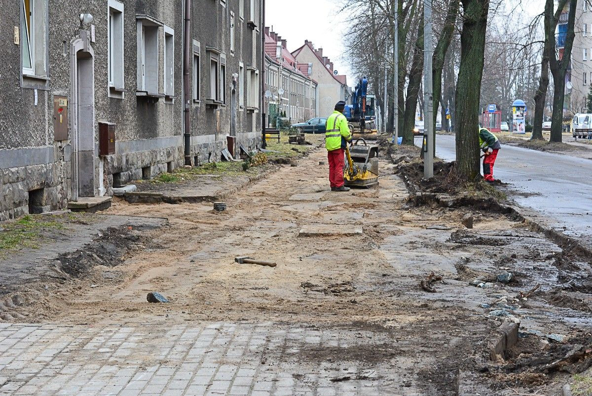 Remontują chodnik na Dolnych Młynach. Znikną wielkie bajora?